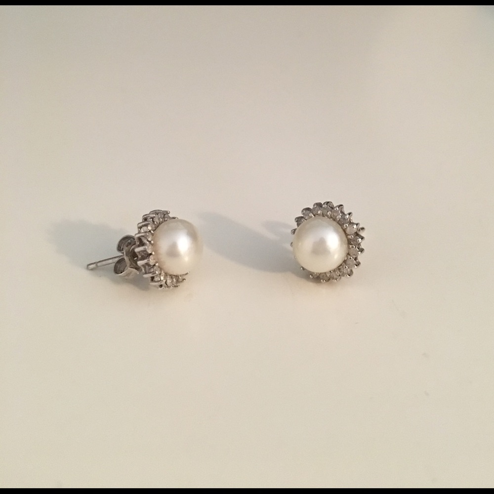 Pearl and diamond white gold earrings